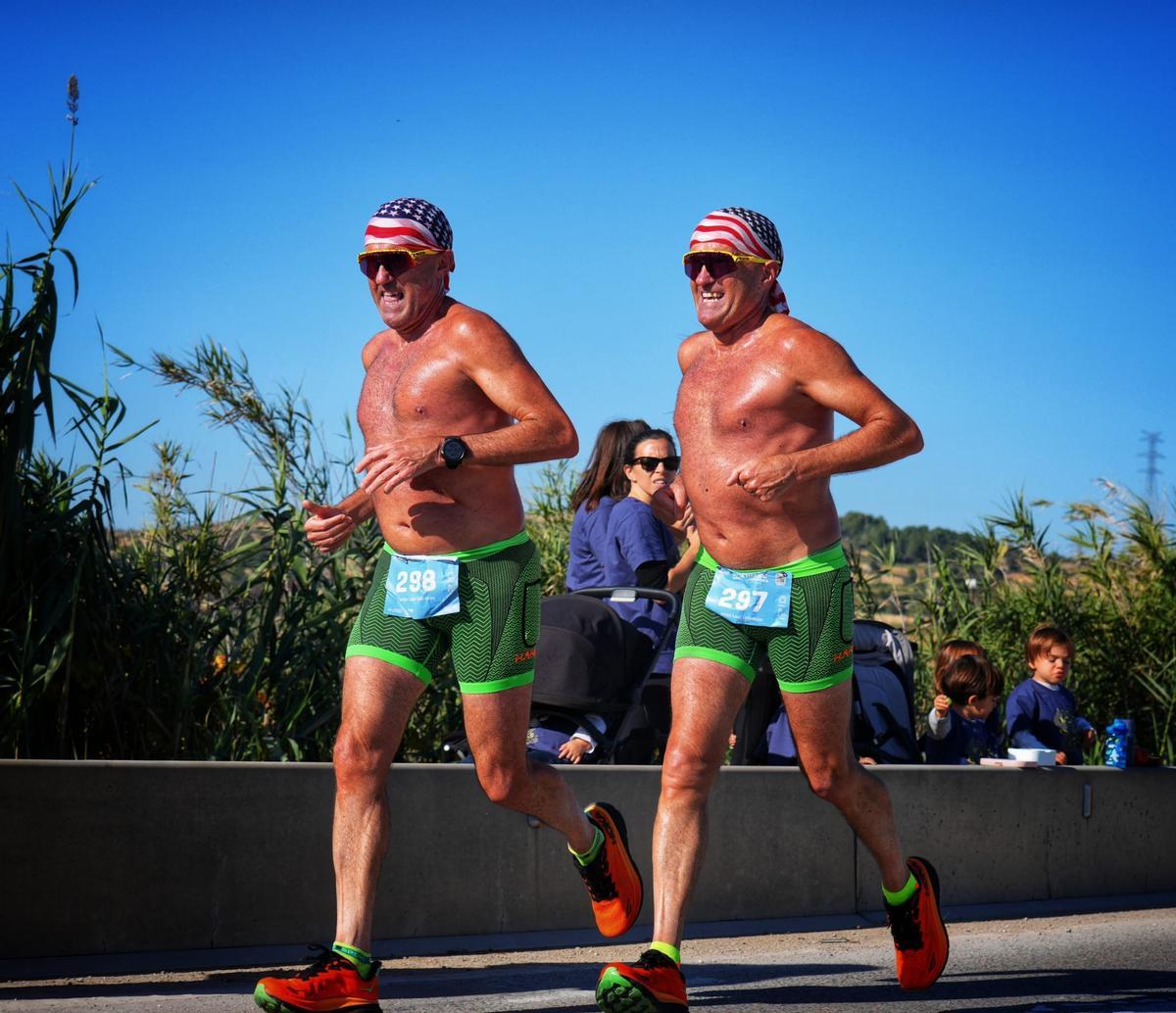 Carlos y Jesús Leal corriendo juntos sin camiseta.