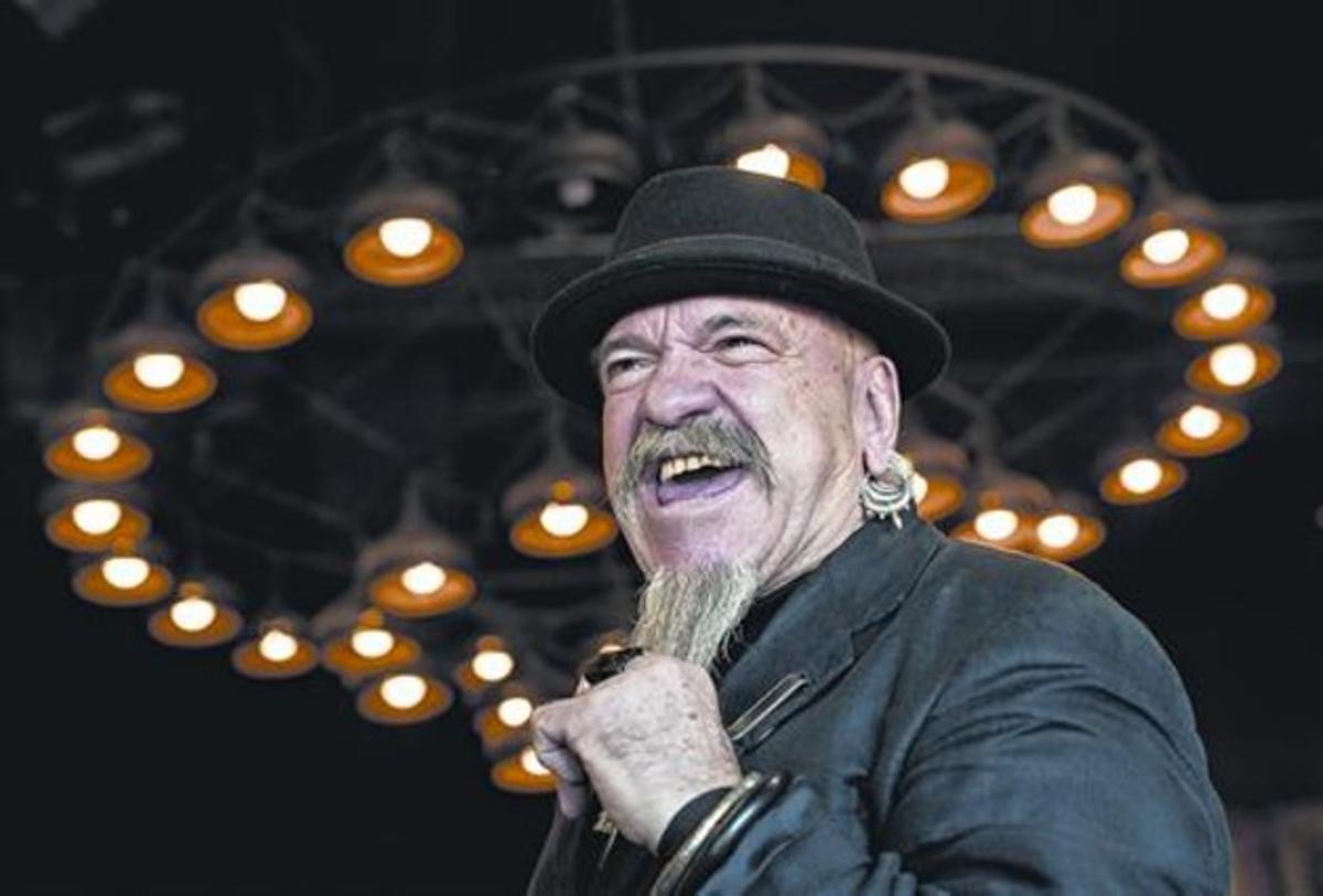 «Bowie em va regalar la seva gorra de llana a Londres»_MEDIA_1 «Bowie em va regalar la seva gorra de llana a Londres»_MEDIA_1