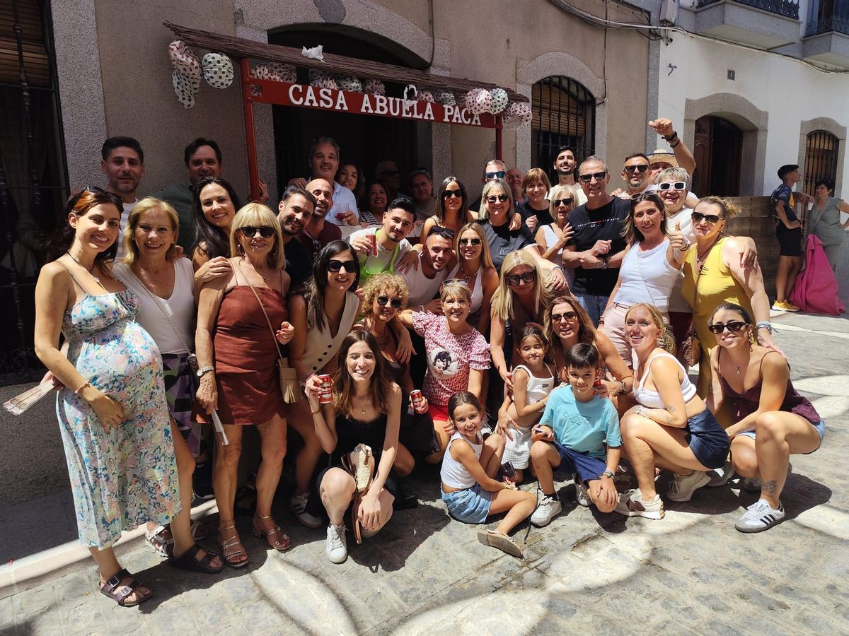 Familiares y amigos junto a la casa de la Abuela Paca.
