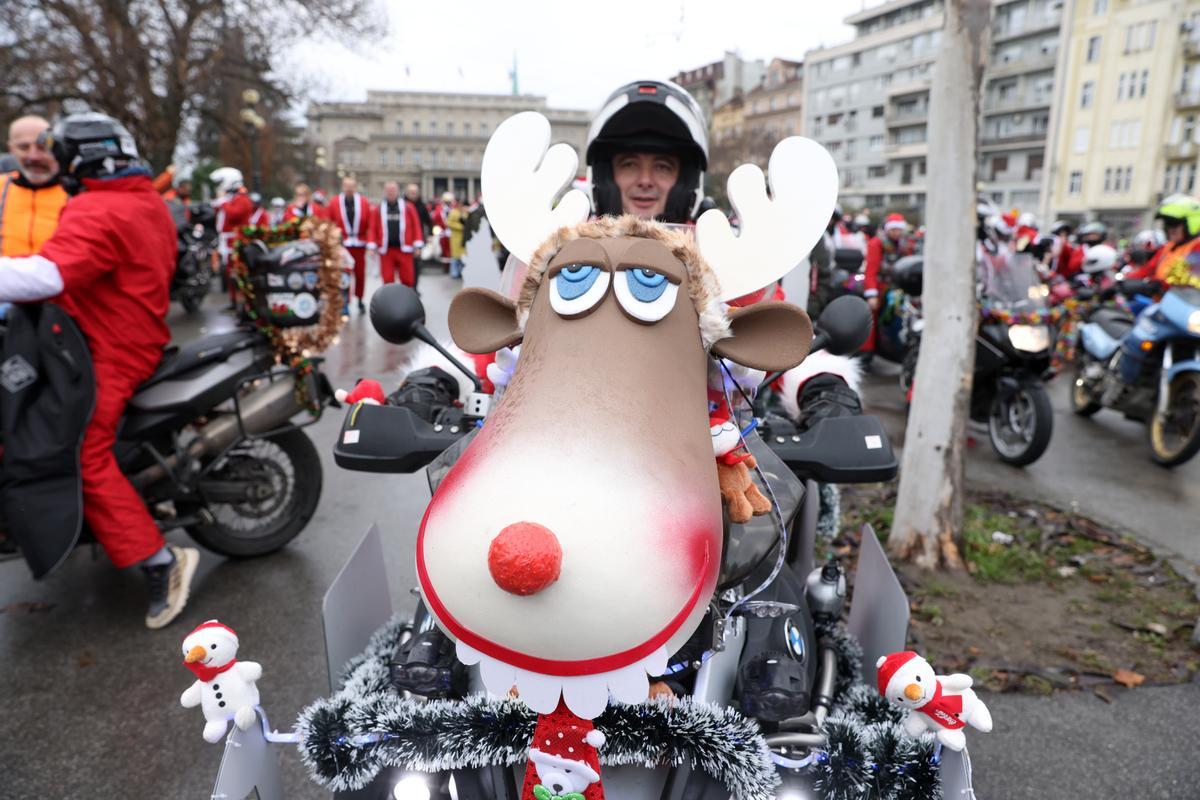 Papá Noeles moteros reparten regalos a los niños desfavorecidos en Belgrado