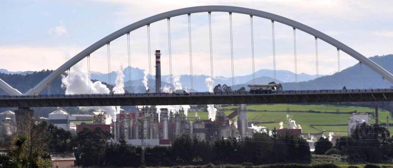 La fábrica de Ence en Navia, con el puente de la Autovía del Cantábrico en primer término.