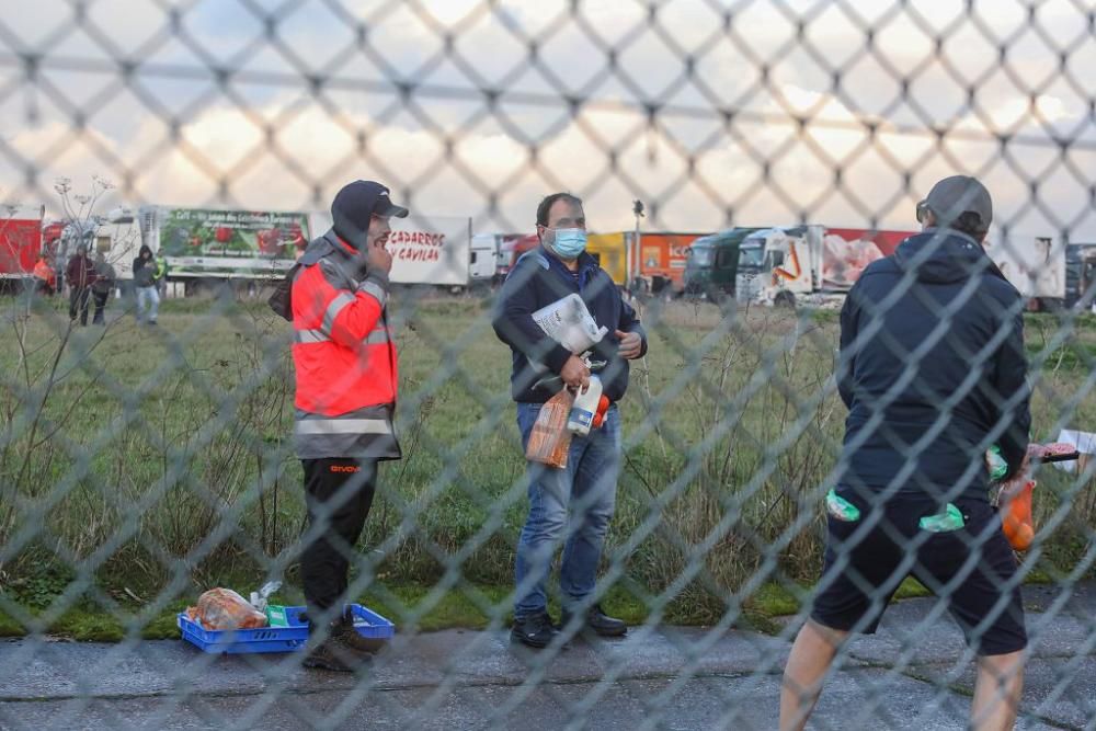 Reparten víveres a los camioneros confinados en un aeropuerto