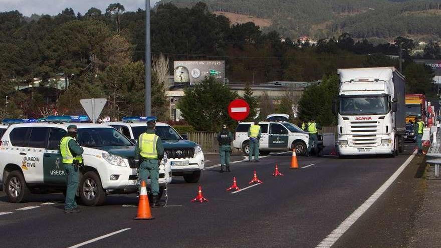 Control de la Guardia Civil en el puente internacional de Tui. // Efe/Salvador Sas