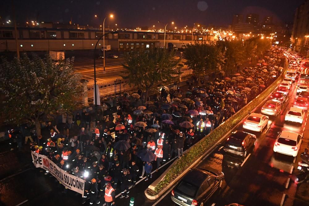 La protesta de trabajadores, que partió de la fábrica de A Grela, llegó a la delegación del Gobierno con el apoyo de amigos, familiares y representantes políticos.