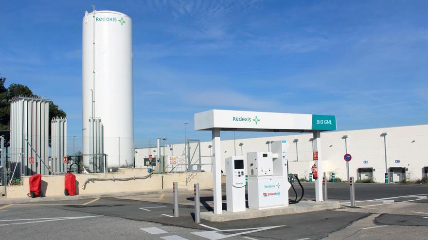 El nuevo punto de repostaje de bioGNC y biometación en el área de servicio El Cisne de Zaragoza, propiedad de Zoiló Ríos.