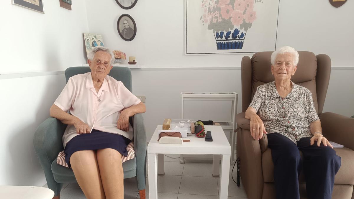 Las hermanas Pilar Martín e Isabel Pérez en su vivienda a pie de playa en El Pajar.