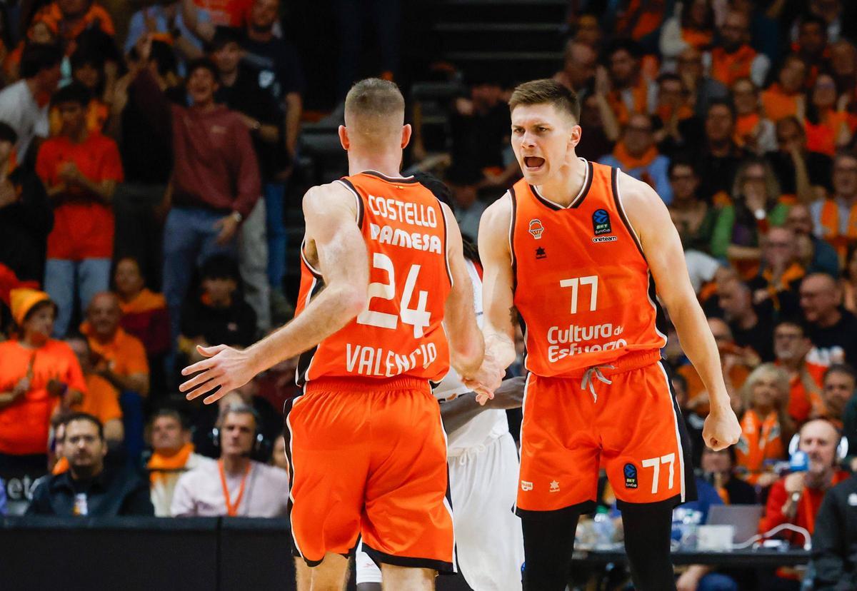 Nate Sestina y Matt Costello, durante el tercer encuentro ante el Hapoel