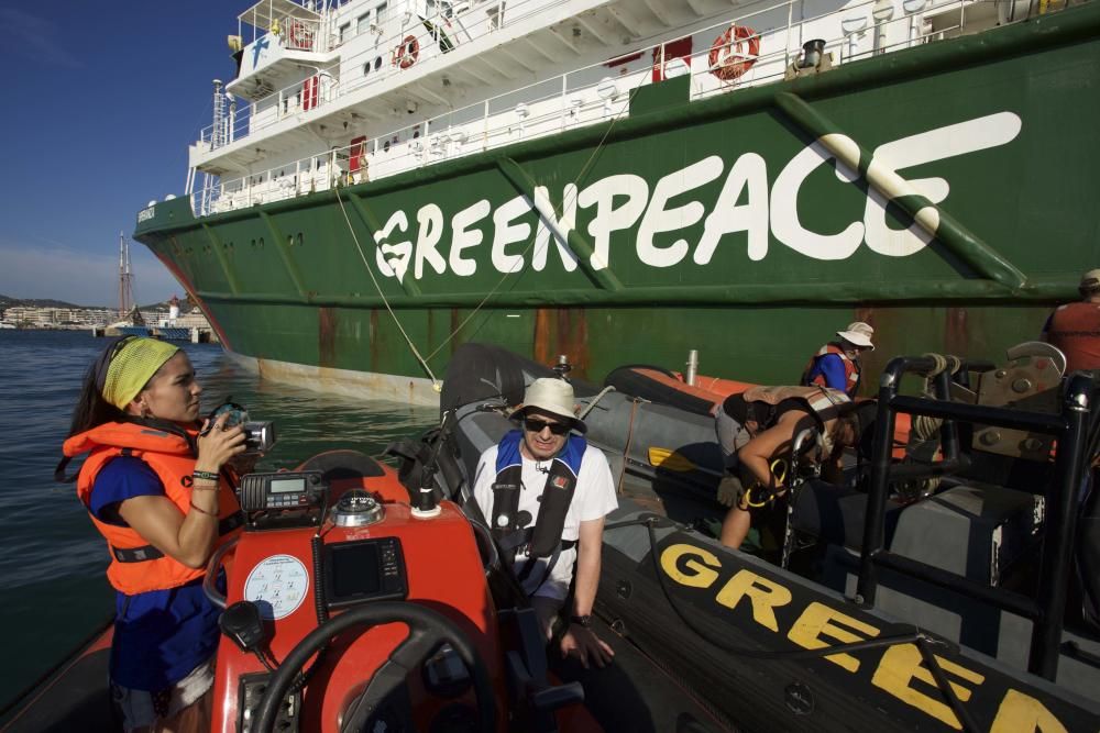 Salida de Greenpeace a aguas pitiusas para velar por la posidonia