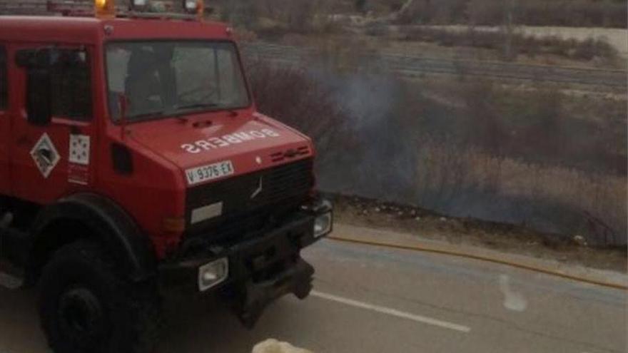 Los bomberos apagan 3 incendios en Ortells, Càlig y Burriana