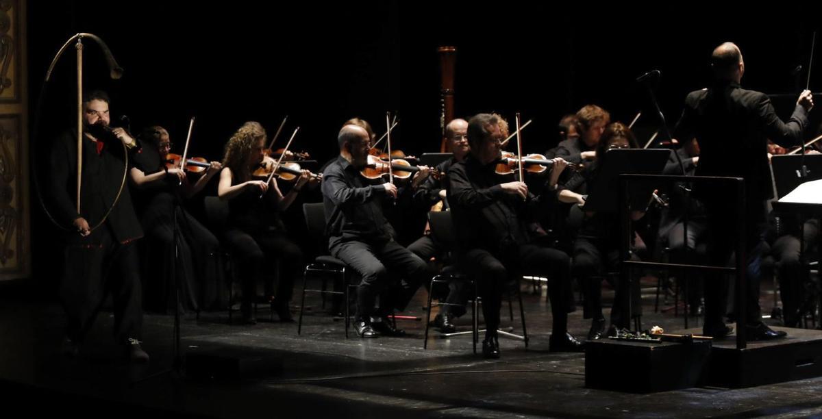 Abraham Cupeiro, a la izquierda, durante su concierto de ayer con Oviedo Filarmonía en el Campoamor.