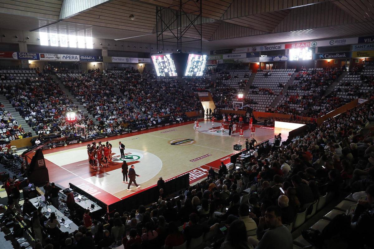 Fontajau, amb els llums apagats, durant l'Spar Girona-Saragossa de Lliga Femenina