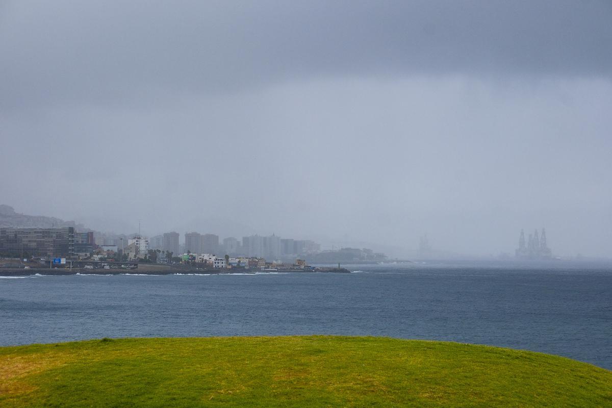 Lluvia sobre la ciudad de Las Palmas de Gran Canaria en la mañana de este lunes