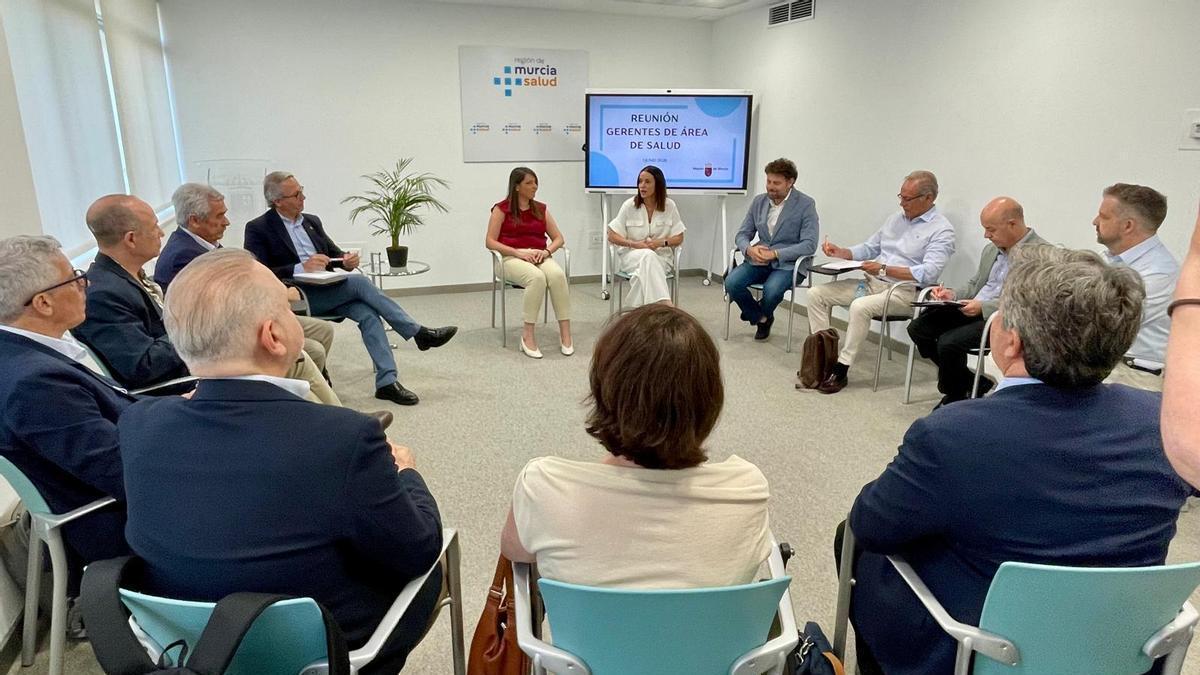 Ayala ha mantenido este lunes su primera reunión con los gerentes de las nueve áreas de Salud de la Región