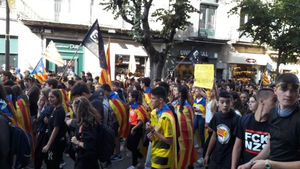 Manifestació d'estudiants contra la sentència del procés pels carrers de Girona