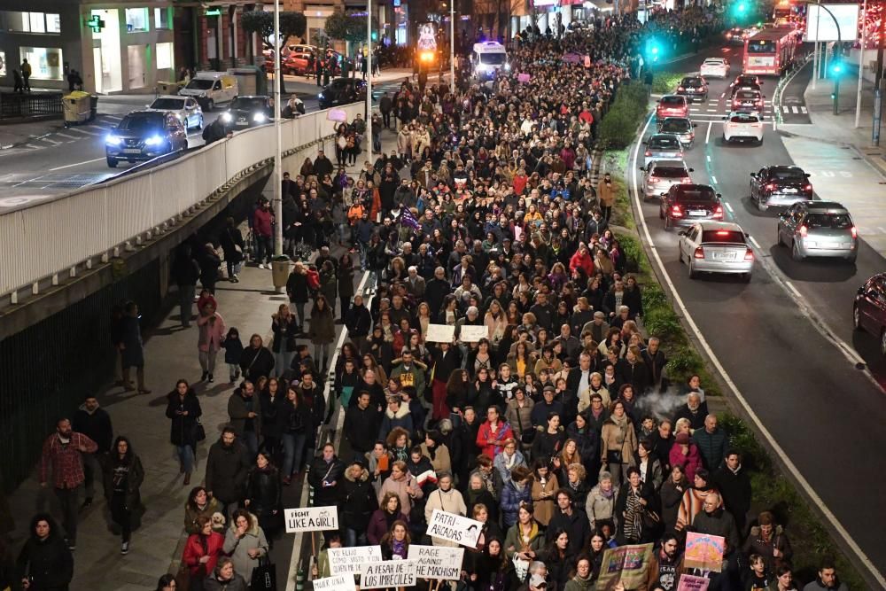 Multitudinaria participación en la marcha que ha recorrido las calles de la ciudad para denunciar las desigualdades y violencias que, en pleno siglo XXI, aún padecen las mujeres.