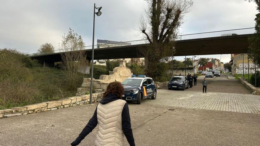 Agentes, en el lugar del crimen del &quot;sintecho&quot;.