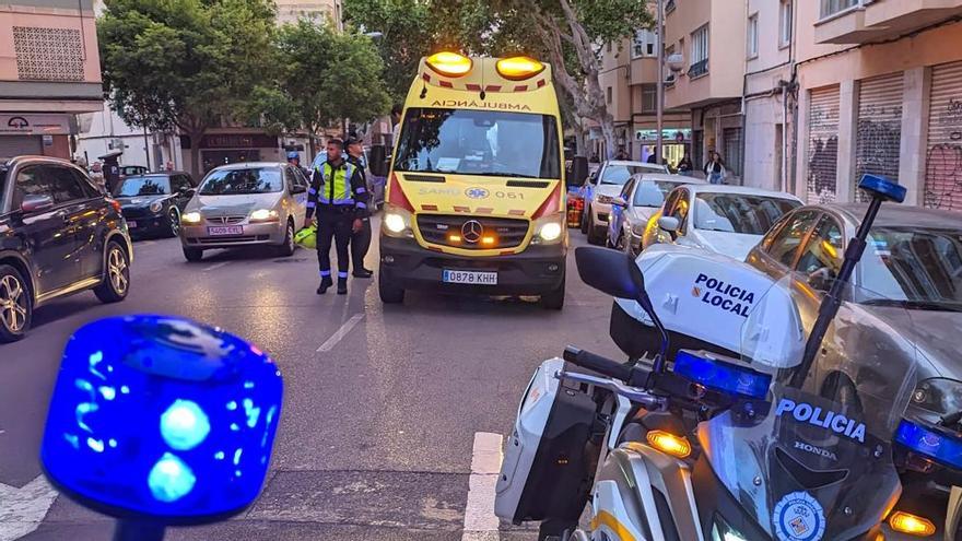 Policías locales salvan a un hombre que estaba encerrado en un cuarto de baño en parada cardíaca en Palma