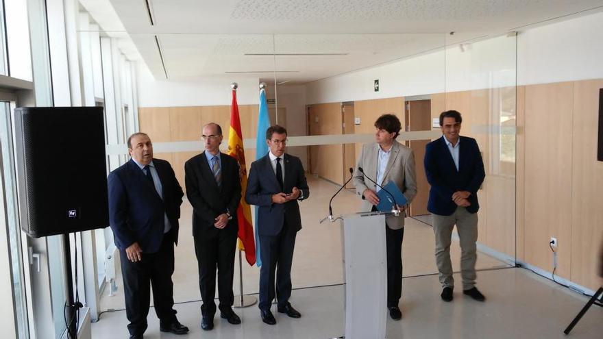 Representantes de la Xunta y del Concello de Arteixo esta mañana en el nuevo centro de salud.