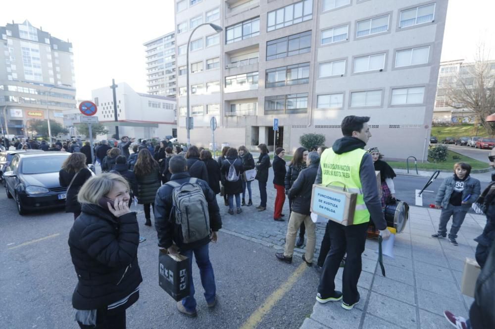 Funcionarios de Vigo parten hacia Santiago // Cristina Graña