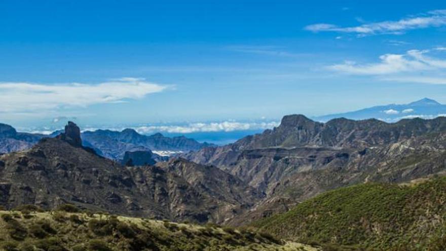 Imagen del &#039;penúltimo&#039; piso del Bentayga, con su cazoleta en primer plano. Al fondo, el Roque Nublo.