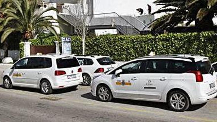 Un grupo de taxis en la parada de la avenida Vuit d&#039;Agost, en una imagen de archivo.