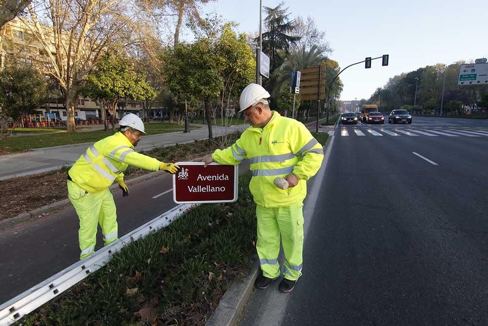 En imágenes el cambio del callejero a Cruz Conde y Vallellano