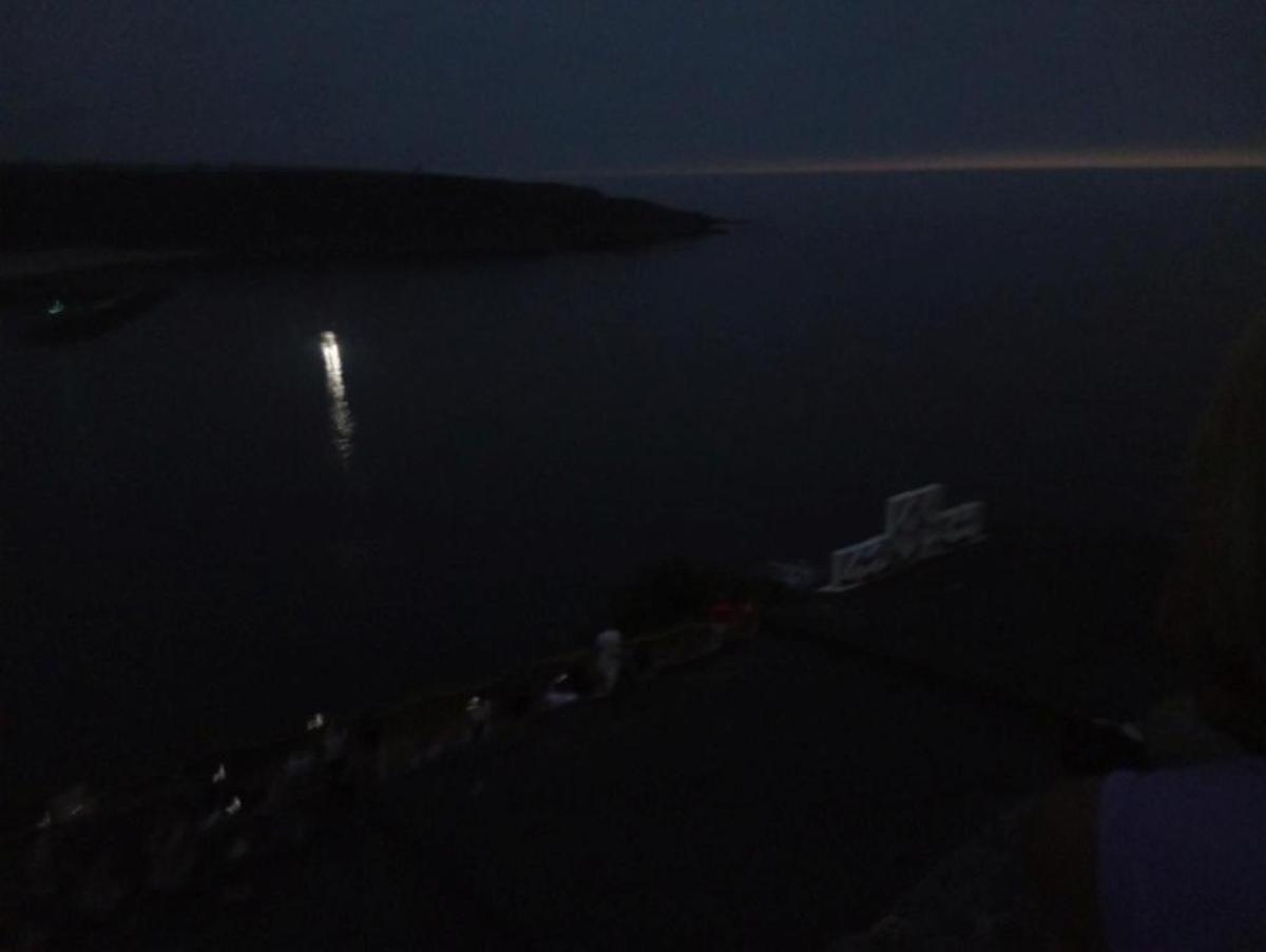 Luarca vive el eclipse con emoción y "esperanza" pese a las nubes Luarca vive el eclipse con emoción y "esperanza" pese a las nubes