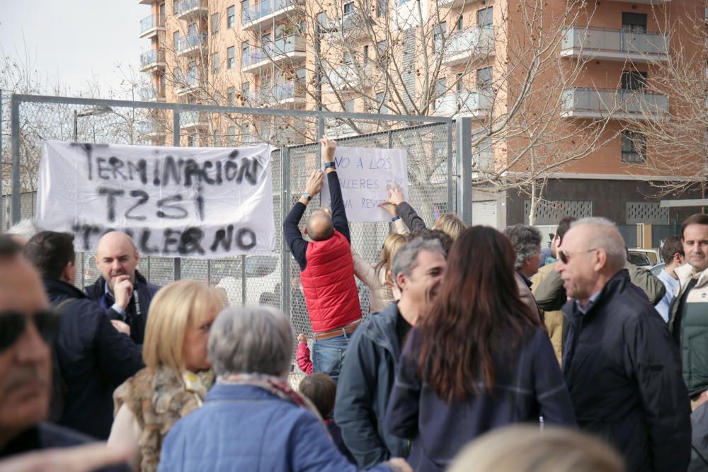 Manifestación vecinal en contra de los talleres de la T2 en Quatre Carreres