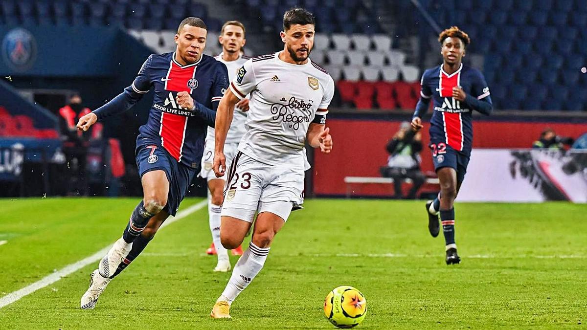 Loris Benito, durante la disputa de un partido contra el PSG.   | // LORIS BENITO