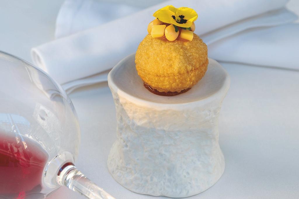 Esférico de queso con fruta de la pasión de Tobiko