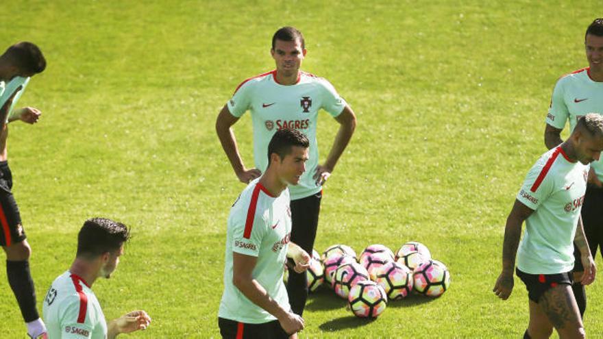 Cancelo y Nani están obligados a arrancar ante Andorra