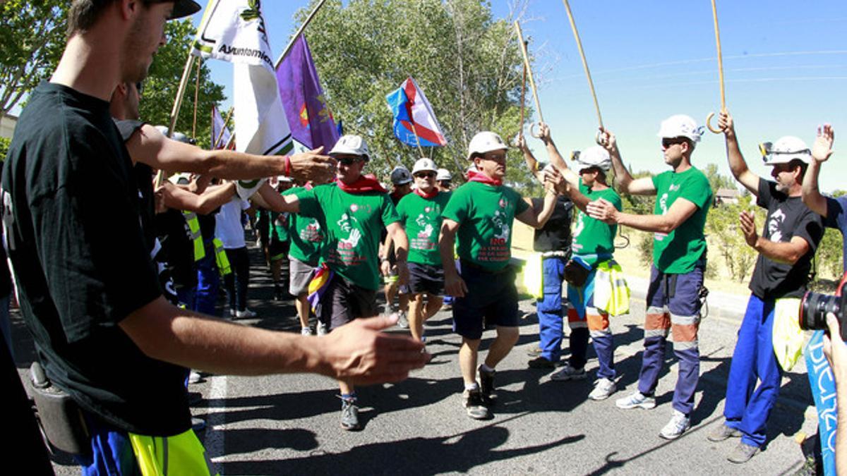 Mineros de la cuenca de Aragón a su llegada a Aravaca, en Madrid.