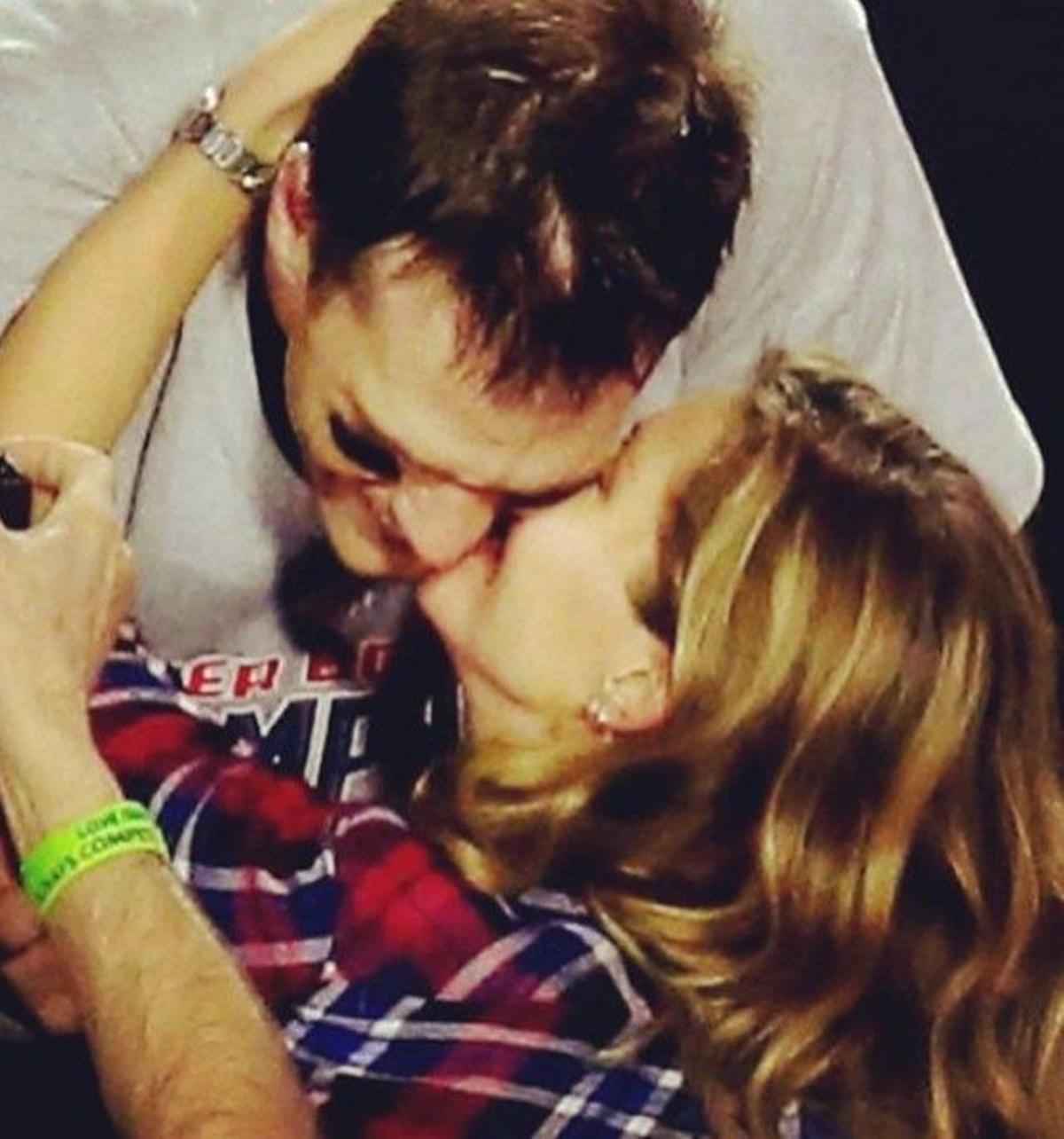 Tom Brady, uno de los grandes protagonistas de la Super Bowl 2015, recibe un beso de su mujer, Gisele Bündchen