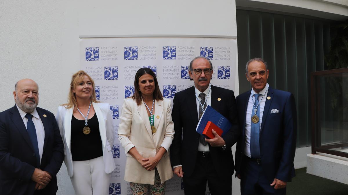 Tras su discurso, la doctora Rodríguez Blanco recibió la medalla y el diploma acreditativo de su ingreso de manos del presidente de la Academia de Enfermería de la Comunitat Valenciana, José Antonio Ávila.