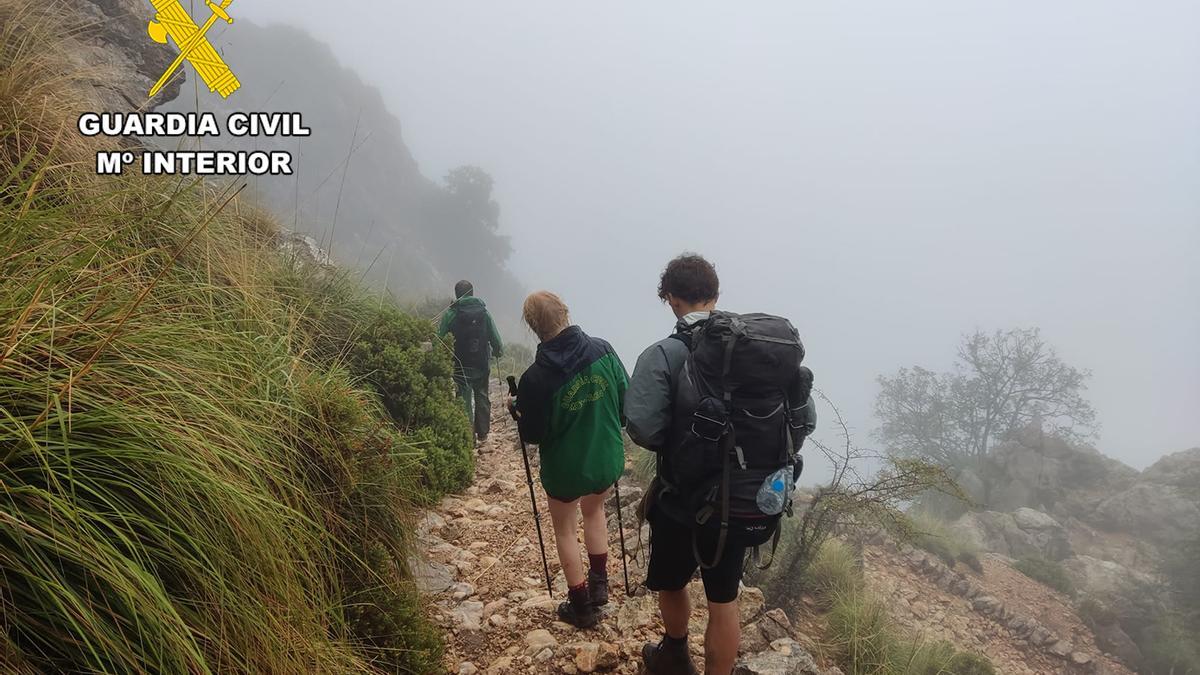 Rescate de dos excursionistas belgas desorientados y cansados en el Puig de Massanella.