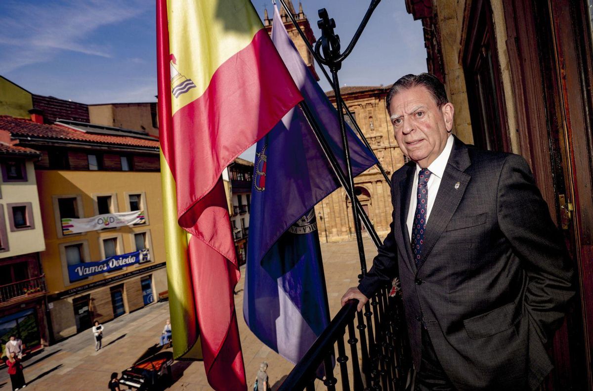 Alfredo Canteli, en el balcón del Ayuntamiento. | IRMA COLLÍN