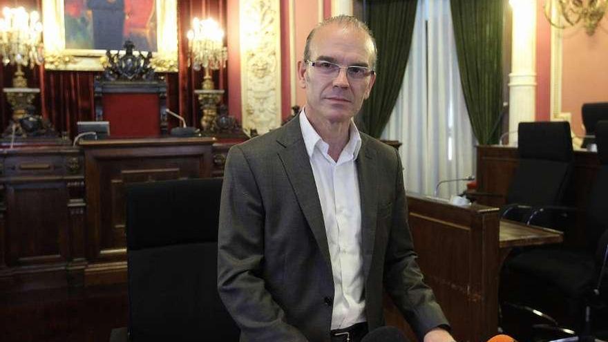 El edil de Economía, Vázquez Barquero, entregó a la oposición documentación en la junta de área. // Osorio