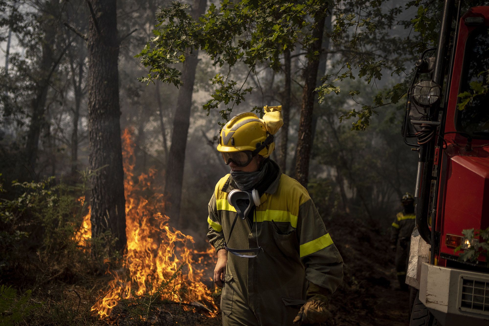 Efectivos antiincendios intentan apagar las llamas en O Irixo