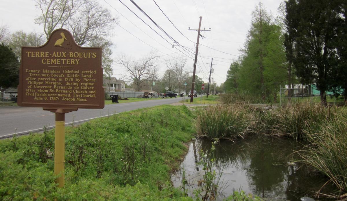 Cartel en el cementerio de Terre-aux-Boeufs que recuerda el asentamiento de los canarios en Luisiana.