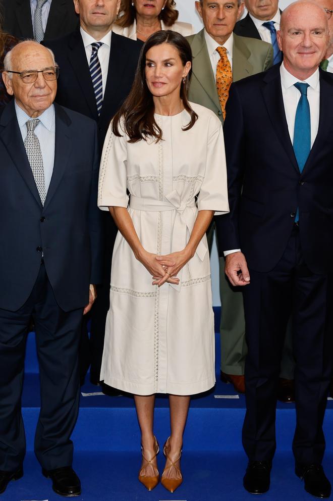 La reina Letizia combina un vestido blanco de Massimo Dutti con bolso de Carolina Herrera y salones de Magrit