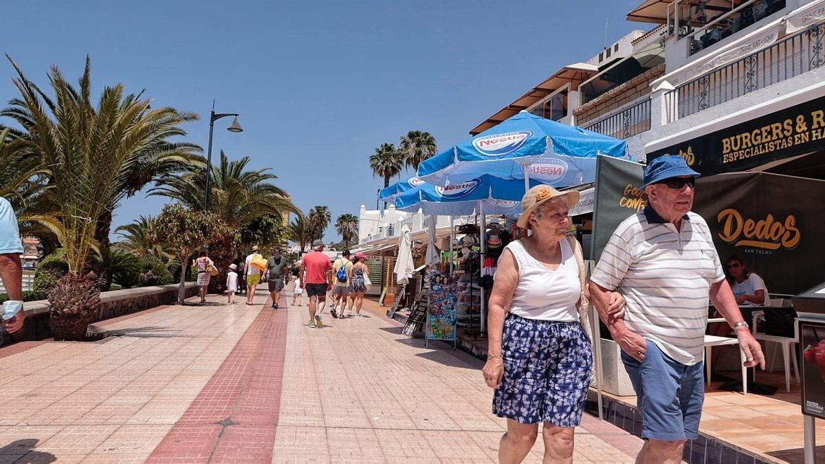 Turistas paseando en el sur de Tenerife