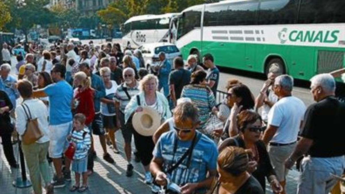 Concentración de autocares turísticos junto a la Sagrada Família, ayer.