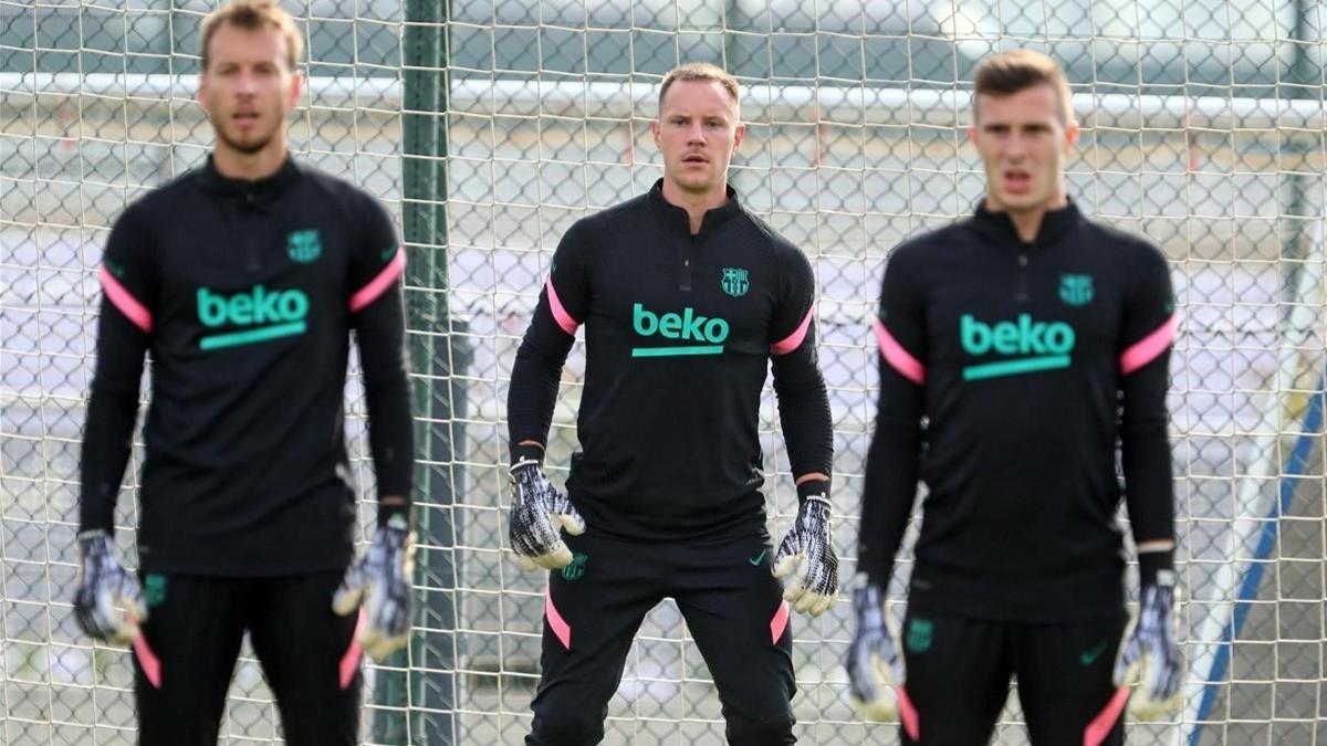 Neto, Ter Stegen e Iñaki Peña, en el entrenamiento previo del Barça al duelo con el Dinamo de Kiev.