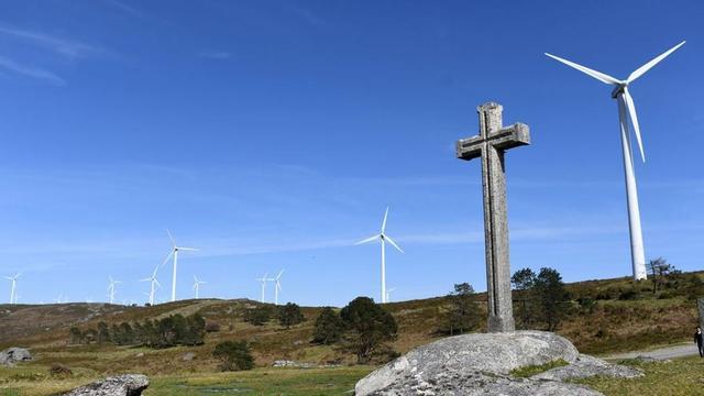 Aerogeneradores en un parque eólico en la Serra do Cando