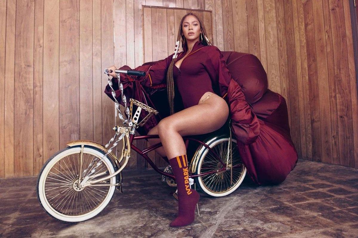 Beyoncé posando con la ropa de su colección de Adidas