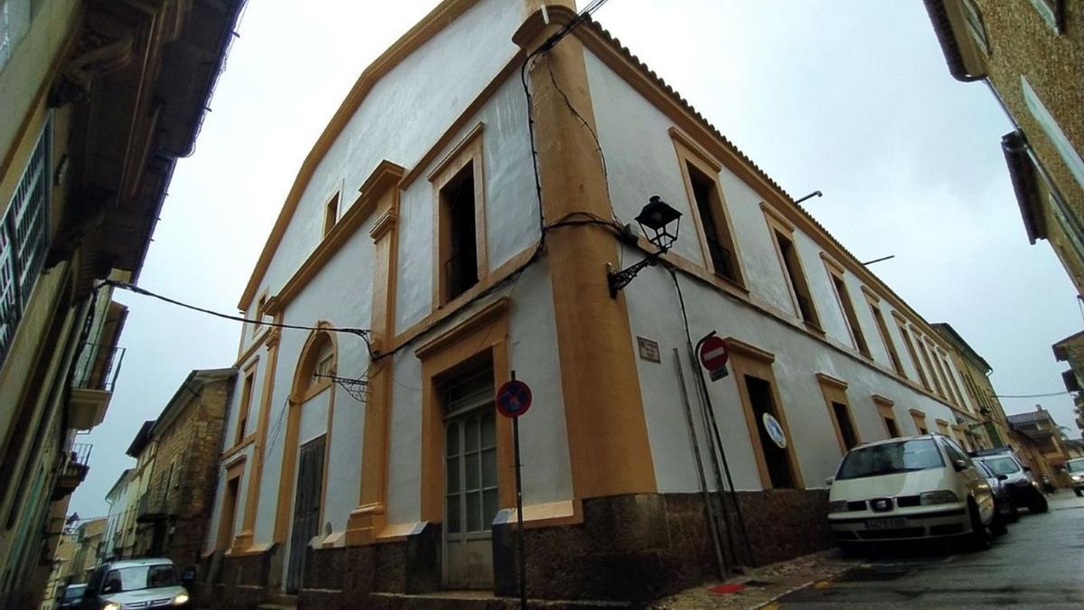 Exterior del emblemático teatro Defensora de Sóller. | J.MORA