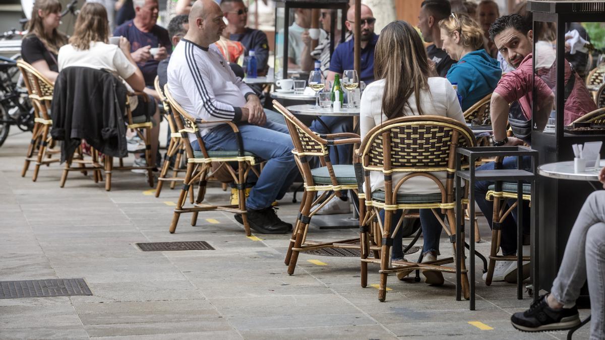 Una terraza sobrepasando las líneas amarillas del suelo.