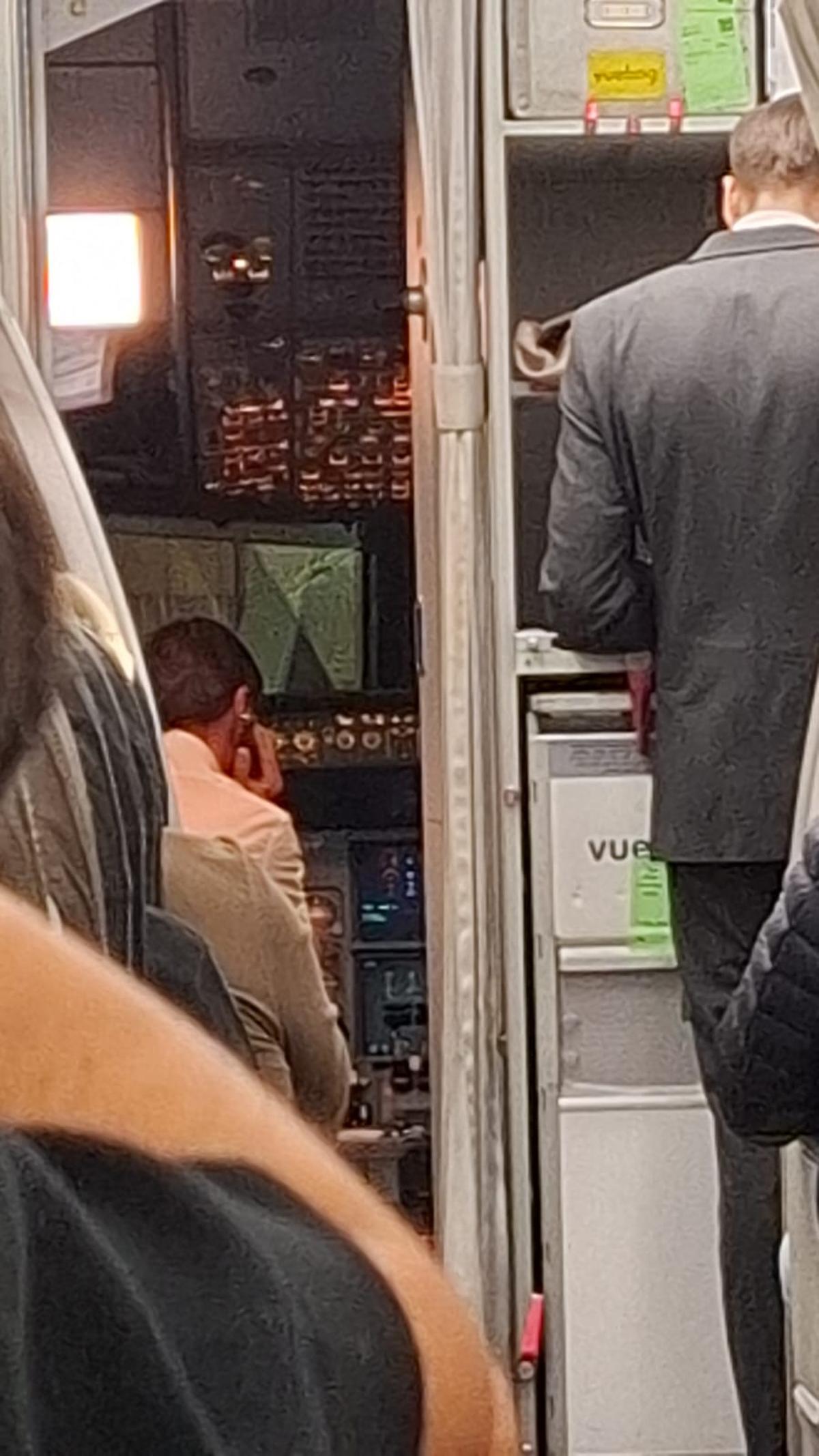 Los pilotos y la tripulación han esperado indicaciones hasta pasadas las diez y media.