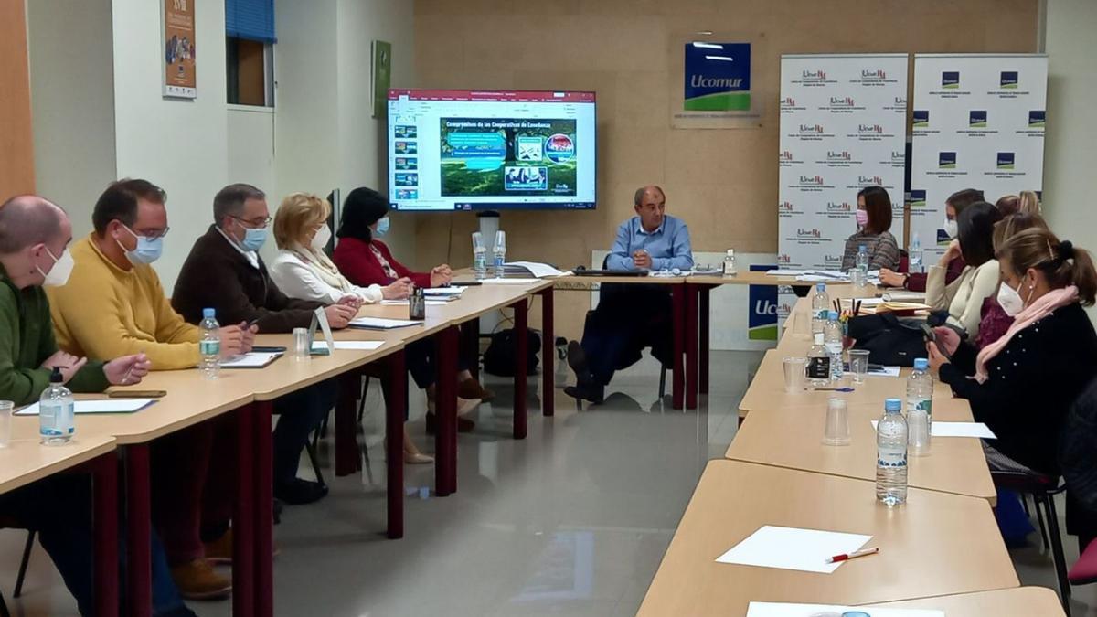 Las técnicos de Empresa y Formación de Ucomur con Patricia Fernández,  alcaldesa de Archena, y Damián Pagán, concejal de Empleo.  | L.ALMIRANTE