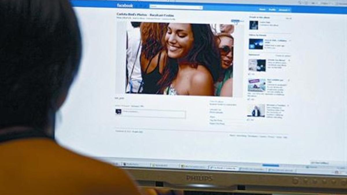 Una trabajadora consulta un perfil de Facebook en su oficina, en Barcelona.